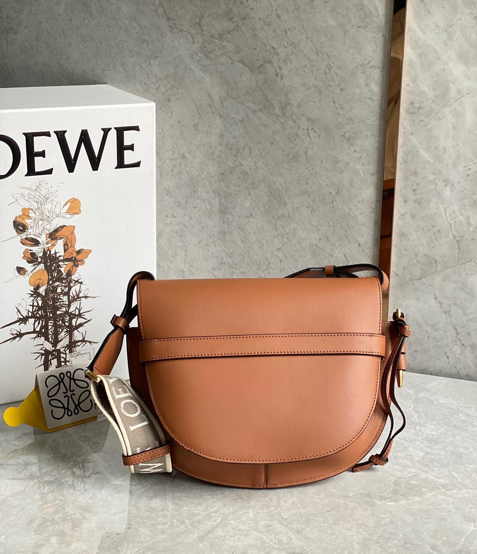LOEWE: The LOEWE logo wide shoulder strap is detachable and adjustable, made of embroidered cowhide. It looks elegant when worn as a shoulder bag and has ample capacity. Size: 25x19x11.5cm. A wonderful gift 