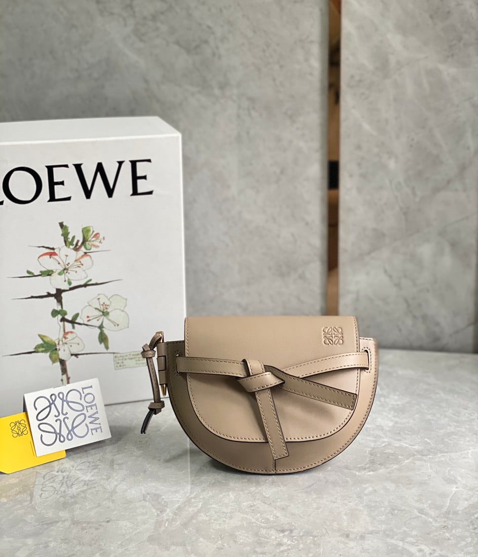 LOEWE: The LOEWE logo wide shoulder strap is detachable and adjustable, made of embroidered cowhide. It looks elegant when worn as a shoulder bag and has ample capacity. Size: 21x12.5x9cm. A wonderful gift f