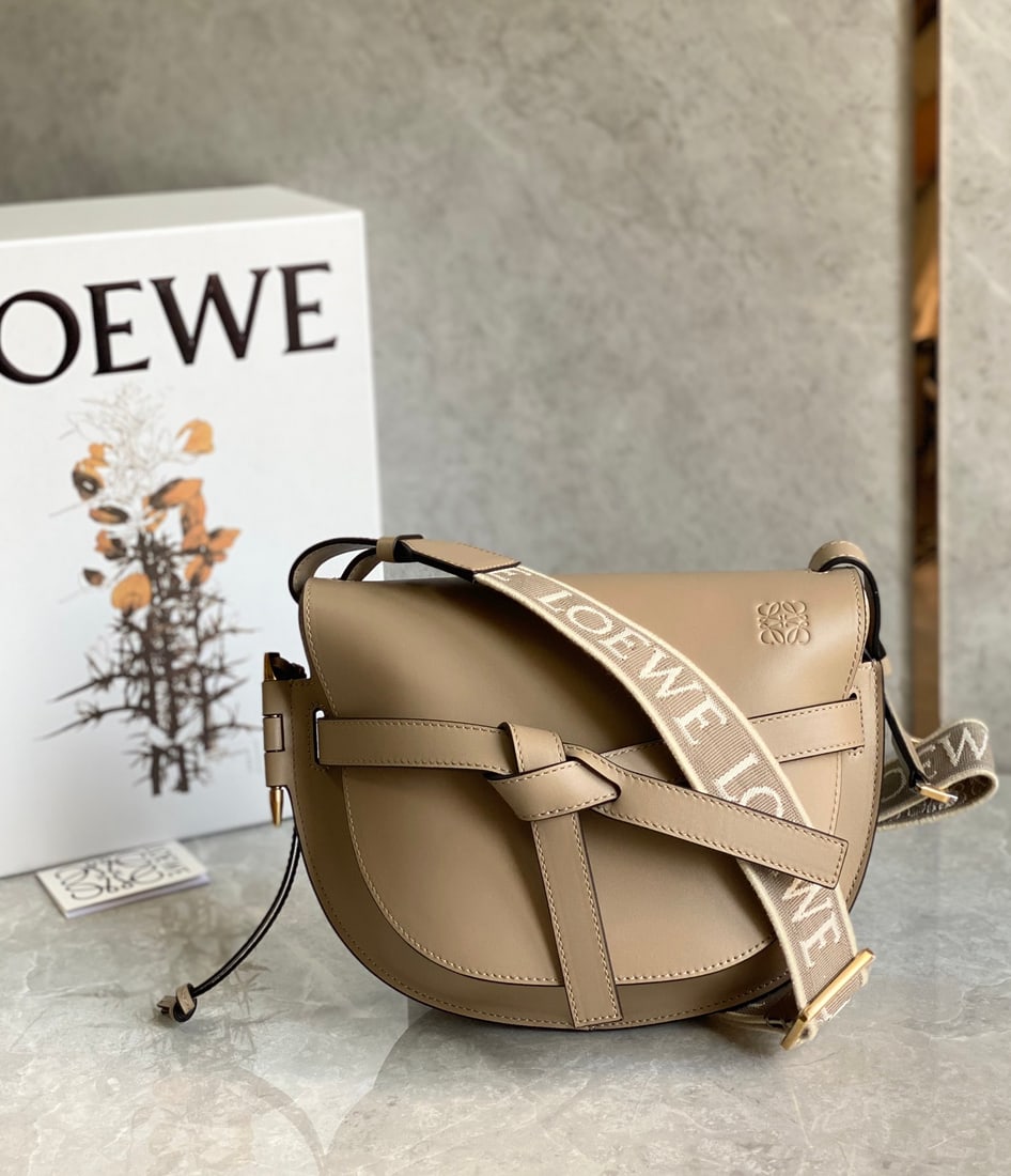 LOEWE: The LOEWE logo wide shoulder strap is detachable and adjustable, made of embroidered cowhide. It looks elegant when worn as a shoulder bag and has ample capacity. Size: 25x19x11.5cm. A wonderful gift 