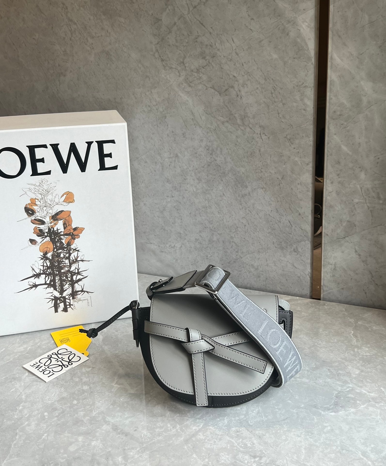 LOEWE: LOEWE logo wide shoulder strap, detachable and adjustable cowhide embroidered shoulder strap, looks elegant when worn, and has sufficient capacity. Size: 21x12.5x9cm. A wonderful gift for you or your 