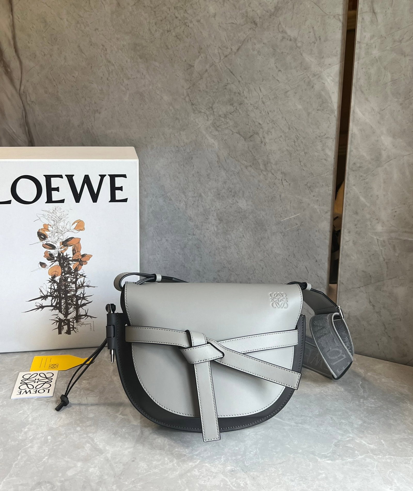 LOEWE: The LOEWE logo wide shoulder strap is detachable and adjustable, made of embroidered cowhide. It looks elegant when worn as a shoulder bag and has ample capacity. Size: 25x19x11.5cm. A wonderful gift
