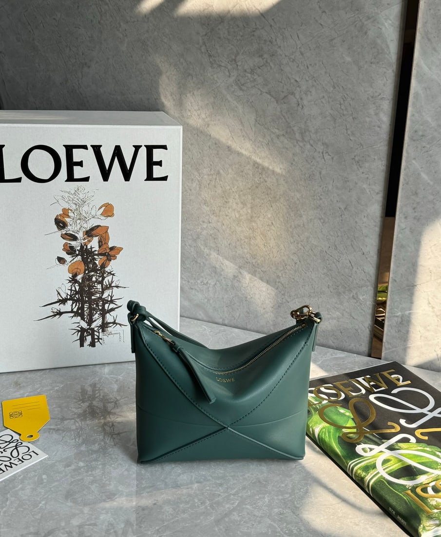 LOEWE: The LOEWE Puzzle Fold Pouch is made of exceptionally soft, delicate, and comfortable Nappa calfskin. Combining the advantages of a puzzle pouch and a hobo bag, it can be worn over the shoulder,