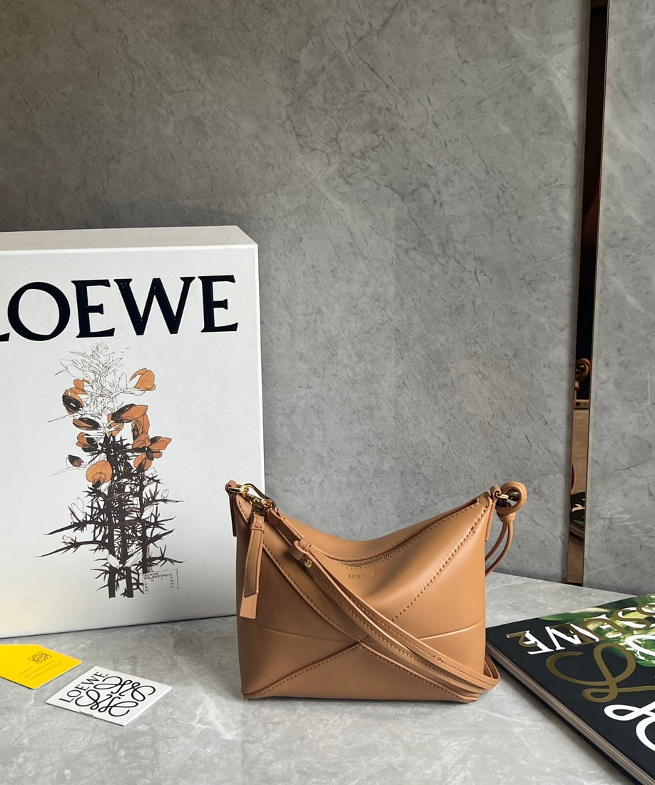 LOEWE: The LOEWE Puzzle Fold Pouch is made of exceptionally soft, delicate, and comfortable Nappa calfskin. Combining the advantages of a puzzle pouch and a hobo bag, it can be worn over the shoulder,