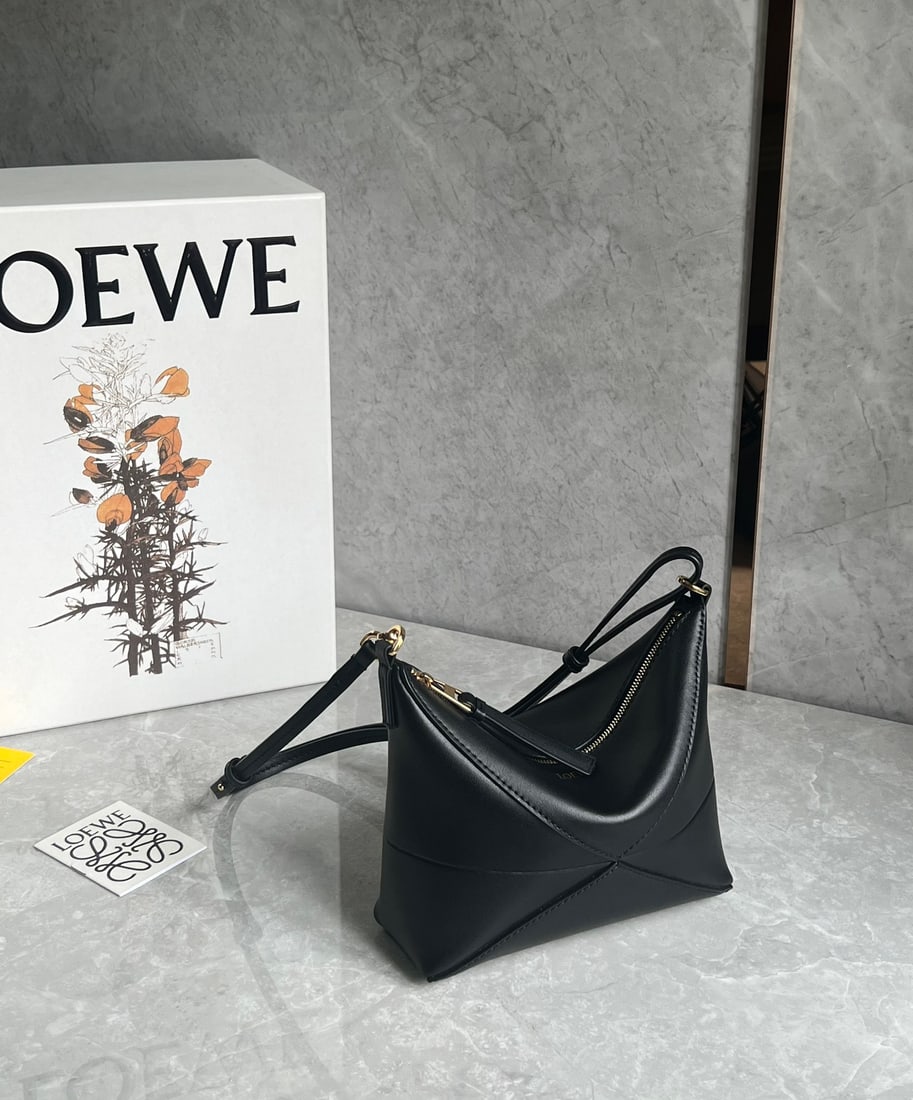 LOEWE: The LOEWE Puzzle Fold Pouch is made of exceptionally soft, delicate, and comfortable Nappa calfskin. Combining the advantages of a puzzle pouch and a hobo bag, it can be worn over the shoulder,