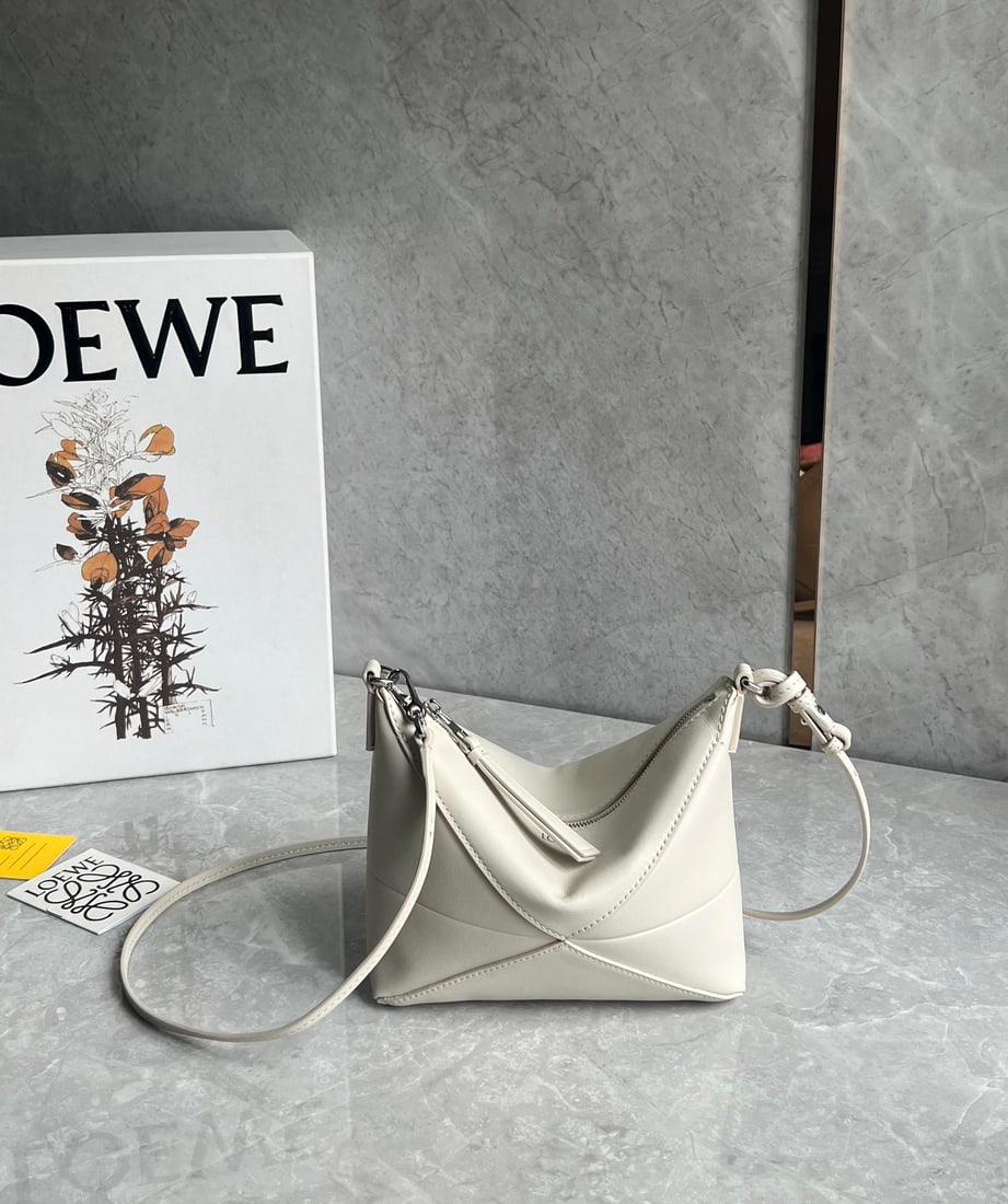 LOEWE: The LOEWE Puzzle Fold Pouch is made of exceptionally soft, delicate, and comfortable Nappa calfskin. Combining the advantages of a puzzle pouch and a hobo bag, it can be worn over the shoulder, crossb