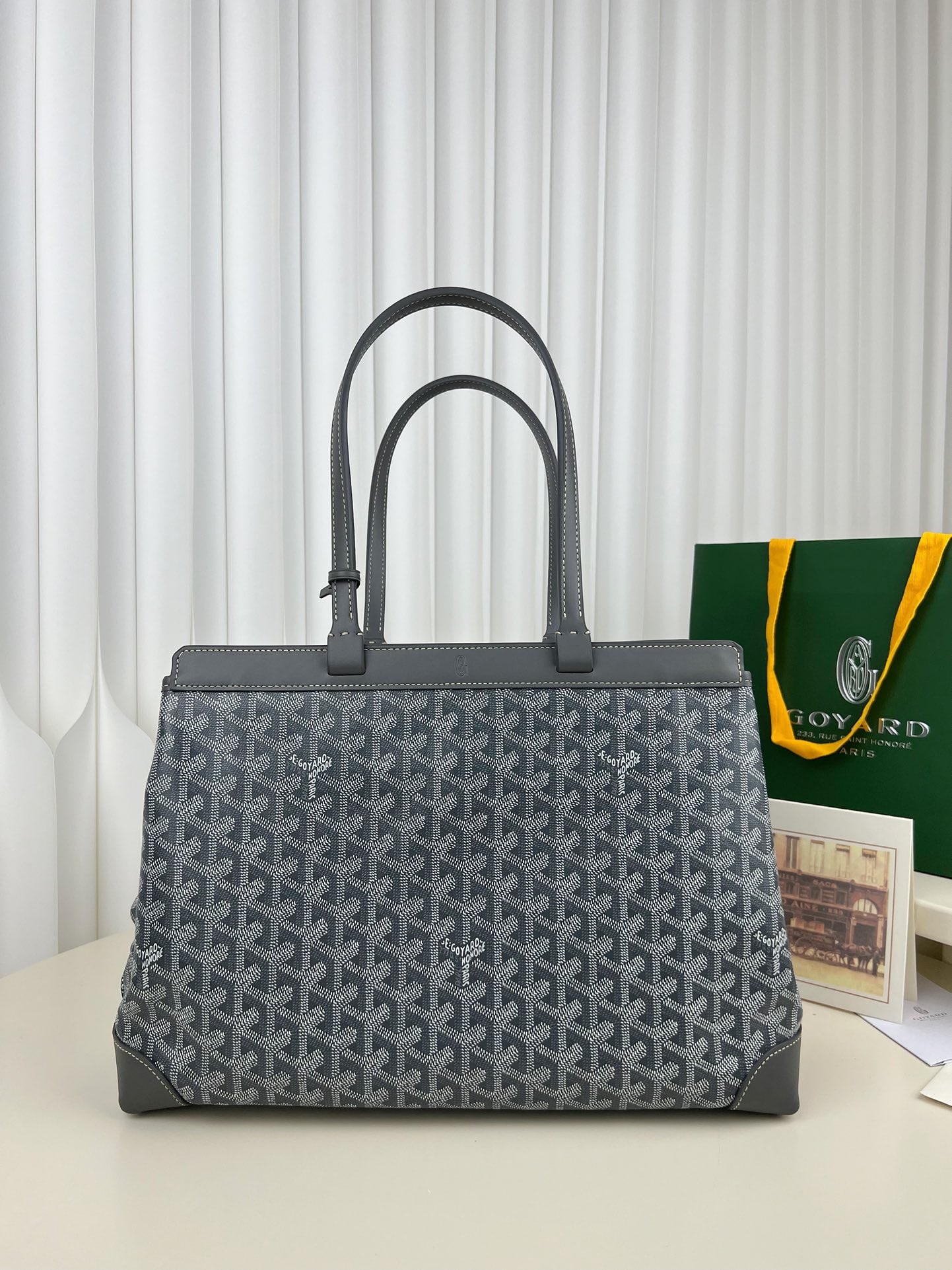 Goyard Bellechasse Biaude: The Goyard Bellechasse Biaude convertible bag is a sophisticated and elegant commuter bag. This style is recommended for working professionals; it's more refined and stylish than a shopping bag, with 