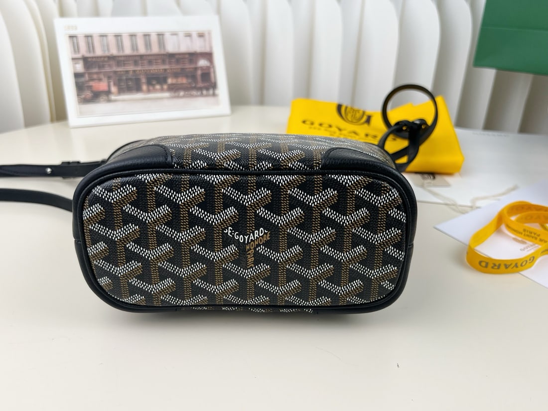 Goyard Beluga Mini: The Goyard Beluga Mini is a retro yet stylish bag. Based on the classic leather handle design, it now features a shoulder strap. The bag's structured shape maintains its shape firmly, exuding a subtle