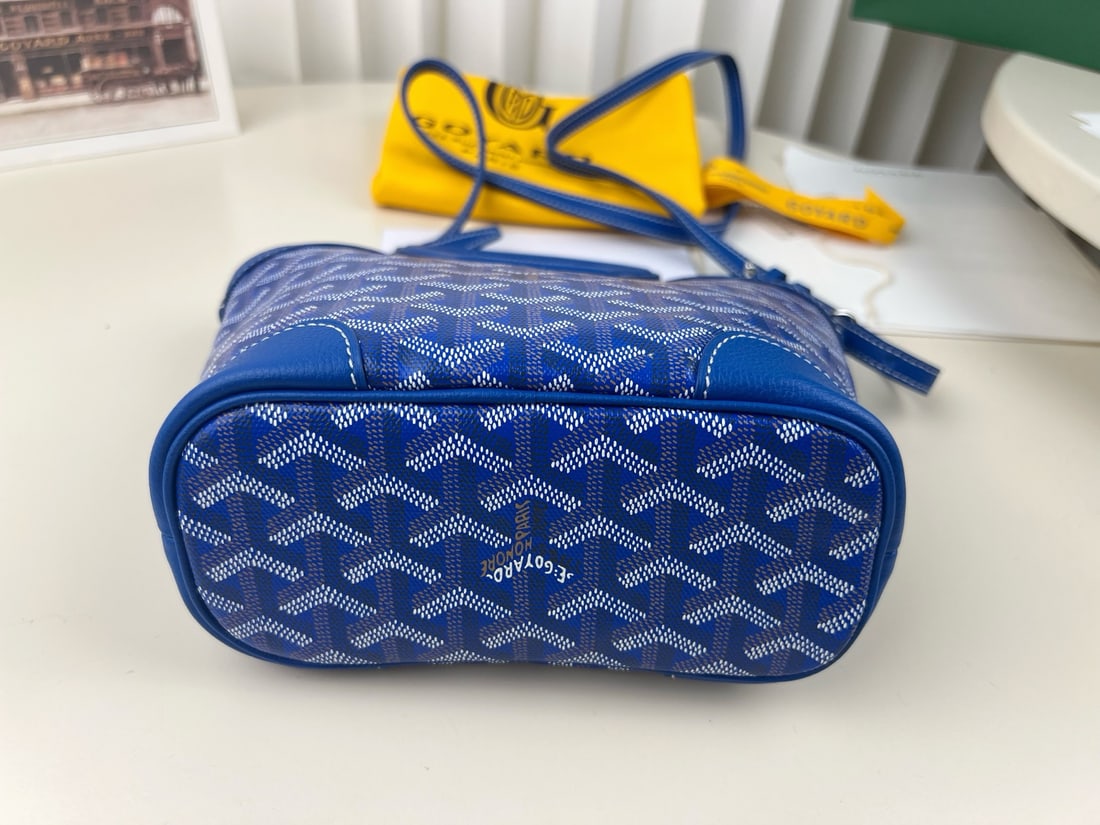 Goyard Beluga Mini: The Goyard Beluga Mini is a retro yet stylish bag. Based on the classic leather handle design, it now features a shoulder strap. The bag's structured shape maintains its shape firmly, exuding a subtle