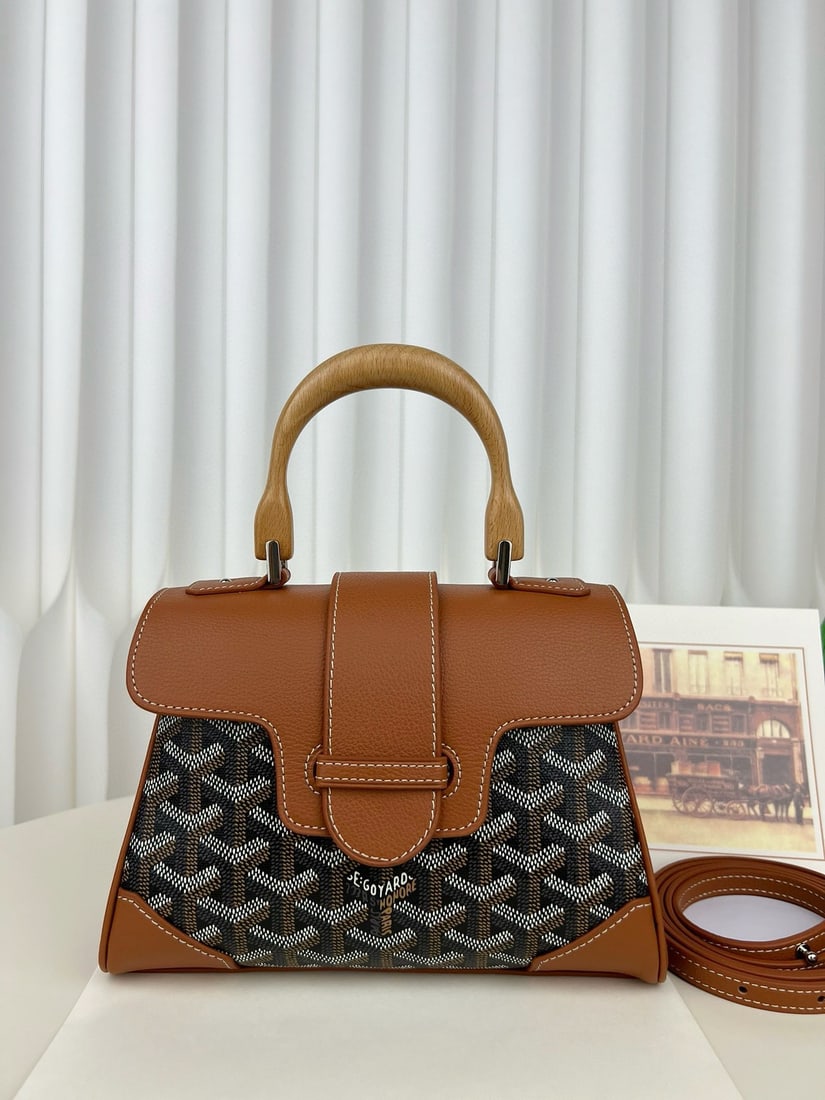 Goyard saigon: The Goyard Saigon Mini Bag is an absolute gem! You'll fall in love with it after just one use! The smooth, delicate beechwood handles exude quality, and the bag itself is lightweight. It can be carrie