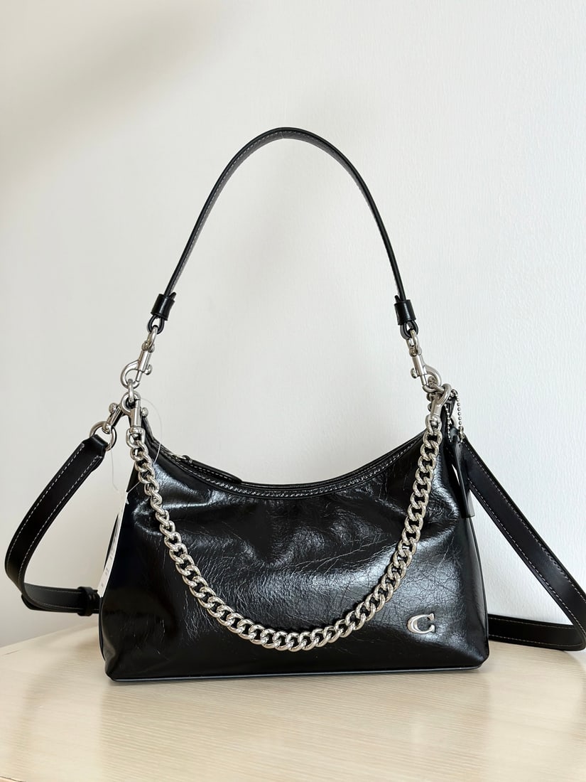 coach Juliet: The Coach Juliet series oil-waxed leather hobo bag features a three-strap design, allowing for multiple ways to wear it. It looks good no matter how you wear it, exuding a fashionable, avant-garde, an