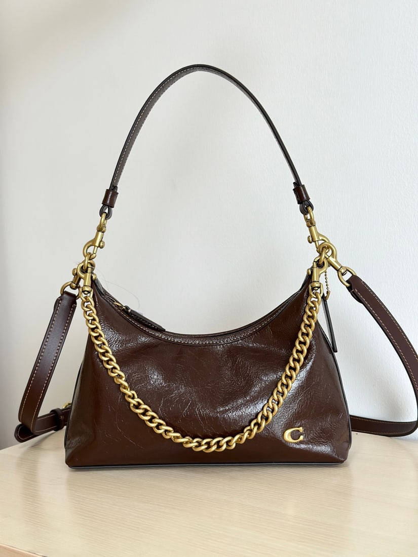 coach Juliet: The Coach Juliet series oil-waxed leather hobo bag features a three-strap design, allowing for multiple ways to wear it. It looks good no matter how you wear it, exuding a fashionable, avant-garde, an