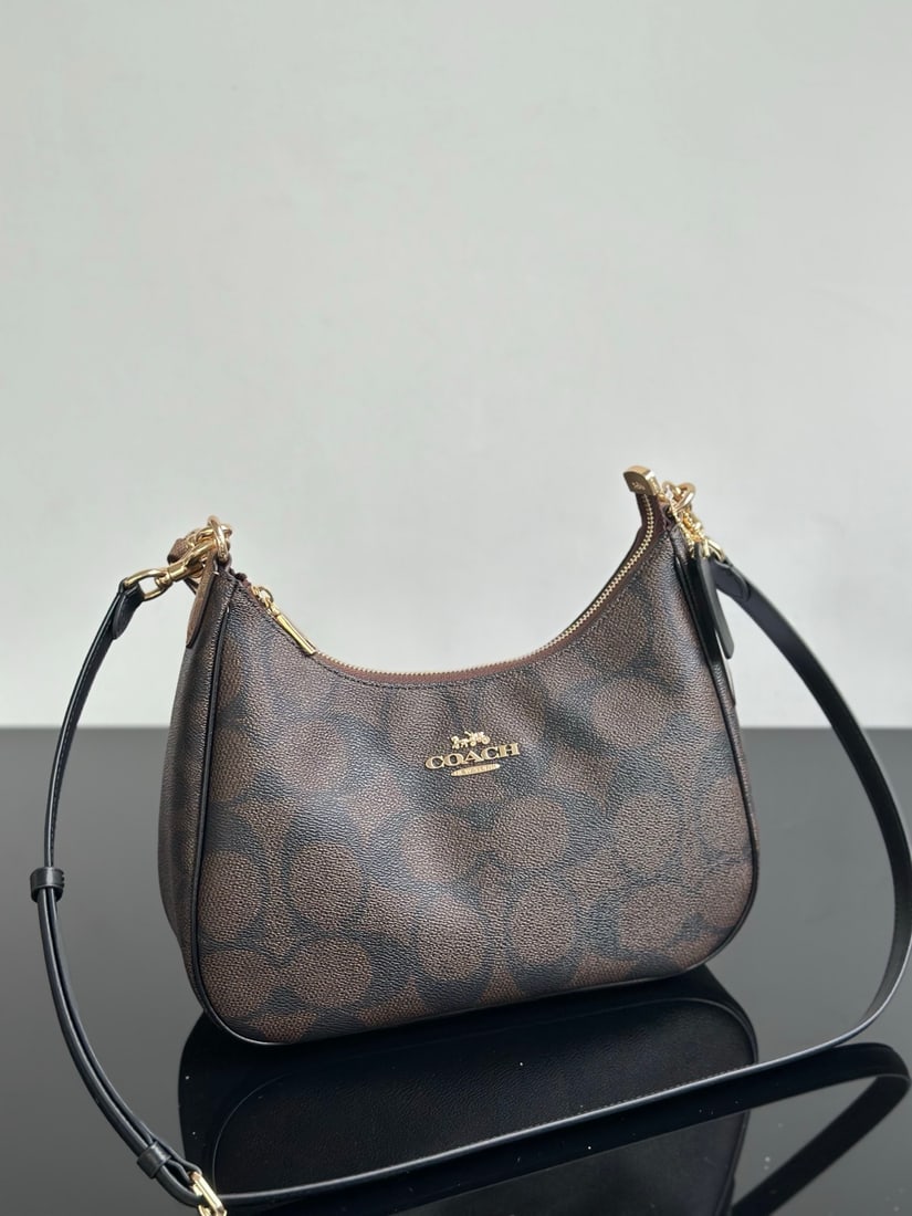 Coach Teri: Coach Teri series large crescent-shaped shoulder bag, a classic design. Two shoulder straps allow for both underarm and crossbody wear, very user-friendly. Made of monogram canvas, approximately 28x9x