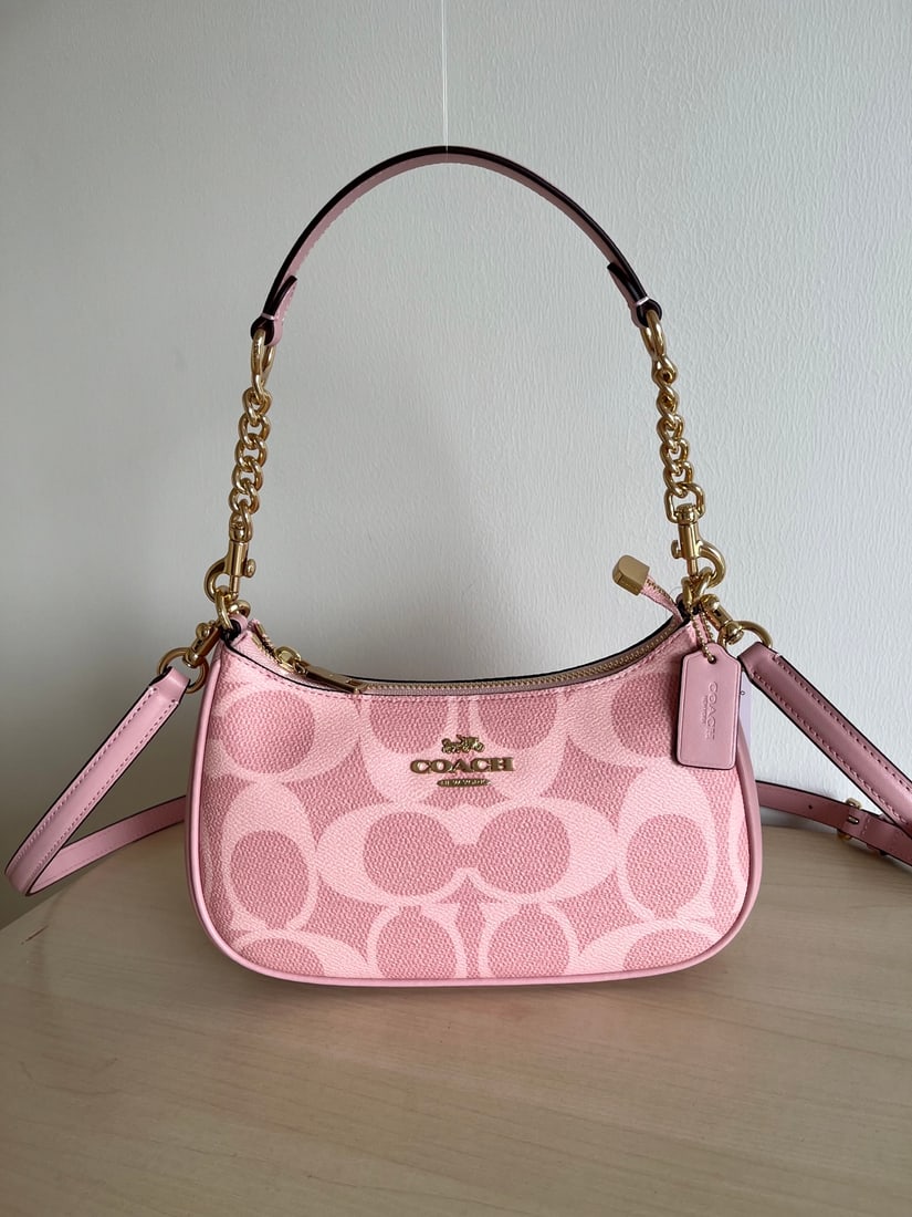 Coach: Coach TERI series shoulder bag, crossbody bag, underarm bag, handbag with large C monogram pattern. Made of PVC and cowhide, it's super durable. The dusty pink color is incredibly gentle and captivati
