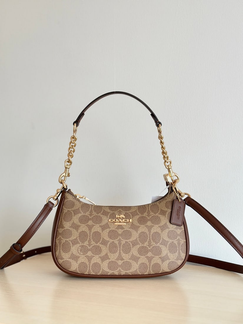 Coach: Coach's classic TERI shoulder bag, PVC with leather trim, perfect for hand, crossbody, or underarm carry. High-quality and stylish, made of durable cowhide. Larger than a mahjong bag, its capacity eas