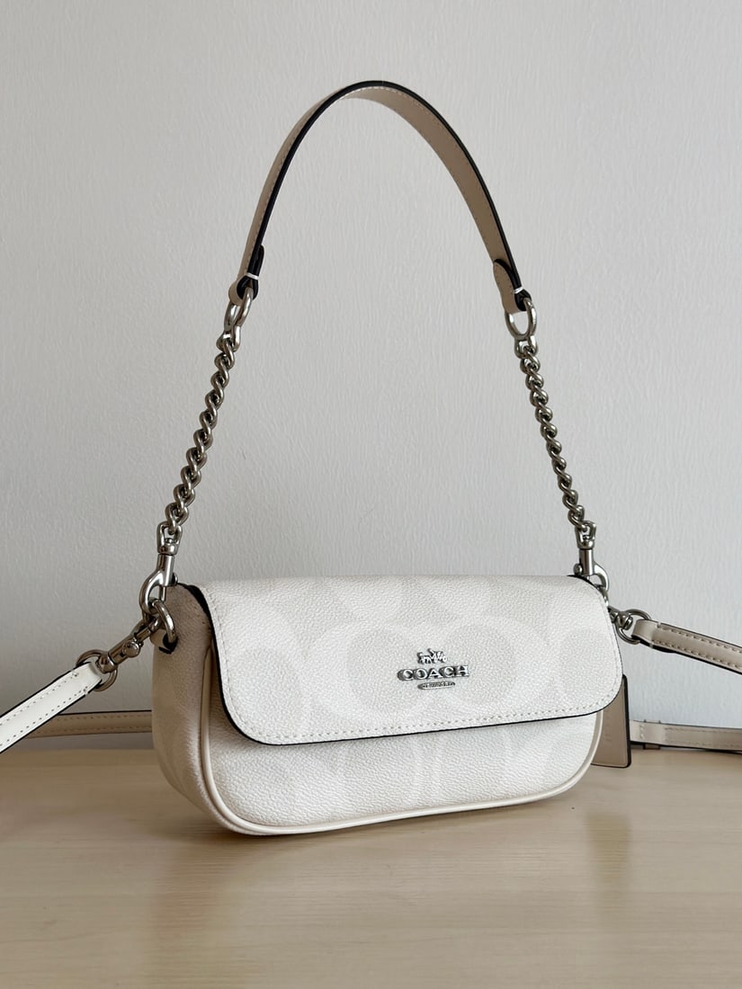 Coach Hailey: The Coach Hailey baguette bag underarm bag is truly stunning! It's practically tailor-made for fashionable girls. Whether for everyday outings or parties and dates, carrying it instantly exudes
