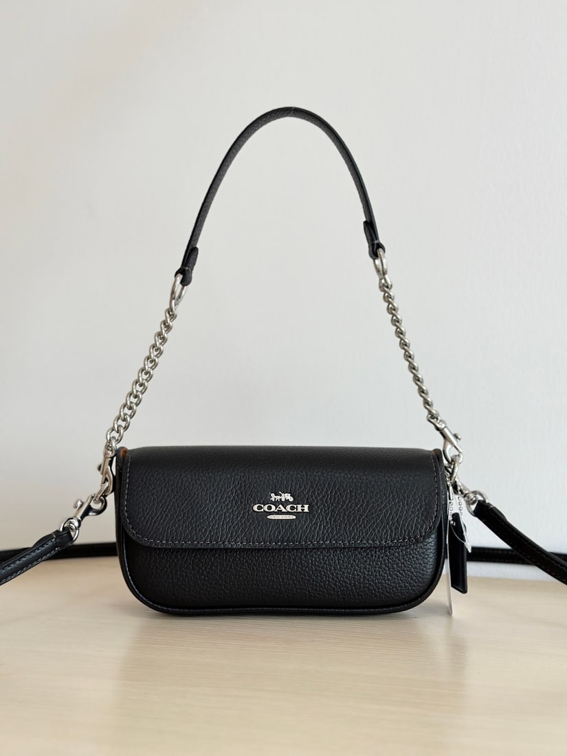 Coach Hailey: The Coach Hailey baguette bag underarm bag is truly stunning! It's practically tailor-made for fashionable girls. Whether for everyday outings or parties and dates, carrying it instantly exudes confid