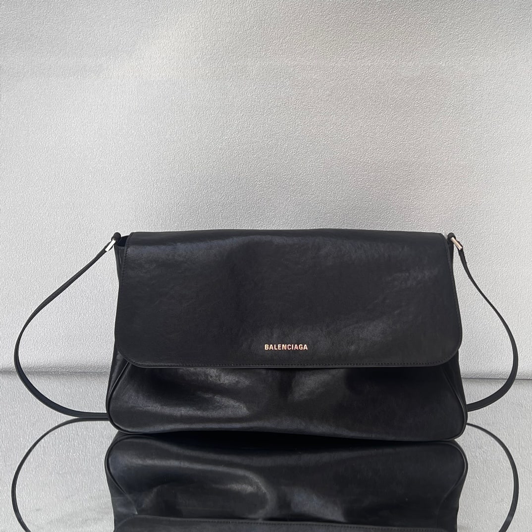 Balenciaga Grungy: The black Balenciaga Grungy bag boasts a relaxed, comfortable shape that's classic and versatile, pairing perfectly with any outfit. The wrinkled leather adds a touch of vintage charm. A must-have
