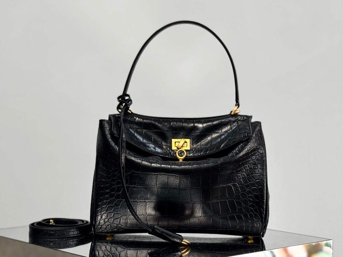 Balenciaga Rodeo Bag: The Balenciaga Rodeo Bag series redefines a new style; its relaxed, slouchy silhouette suits Balenciaga perfectly, exuding a rebellious spirit. The leather looks incredibly high-quality, and the black