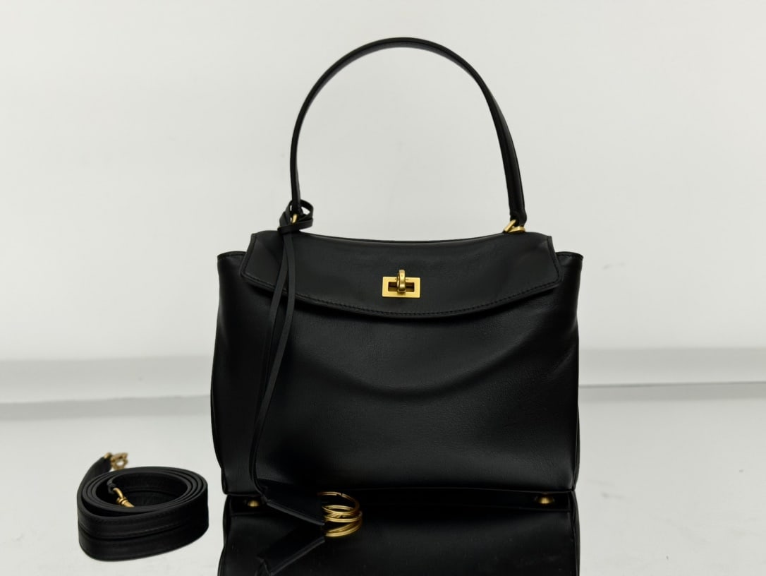 Balenciaga Rodeo Bag: The Balenciaga Rodeo Bag series redefines a new style; its relaxed, slouchy silhouette suits Balenciaga perfectly, exuding a rebellious spirit. The leather looks incredibly high-quality, and the black
