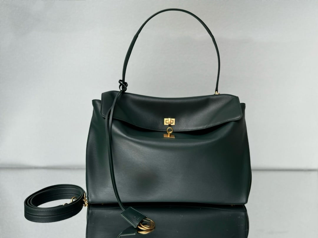 Balenciaga Rodeo Bag: The Balenciaga Rodeo Bag series redefines a new style; its relaxed, slouchy silhouette suits Balenciaga perfectly, exuding a rebellious spirit. The leather looks incredibly high-quality, and the black