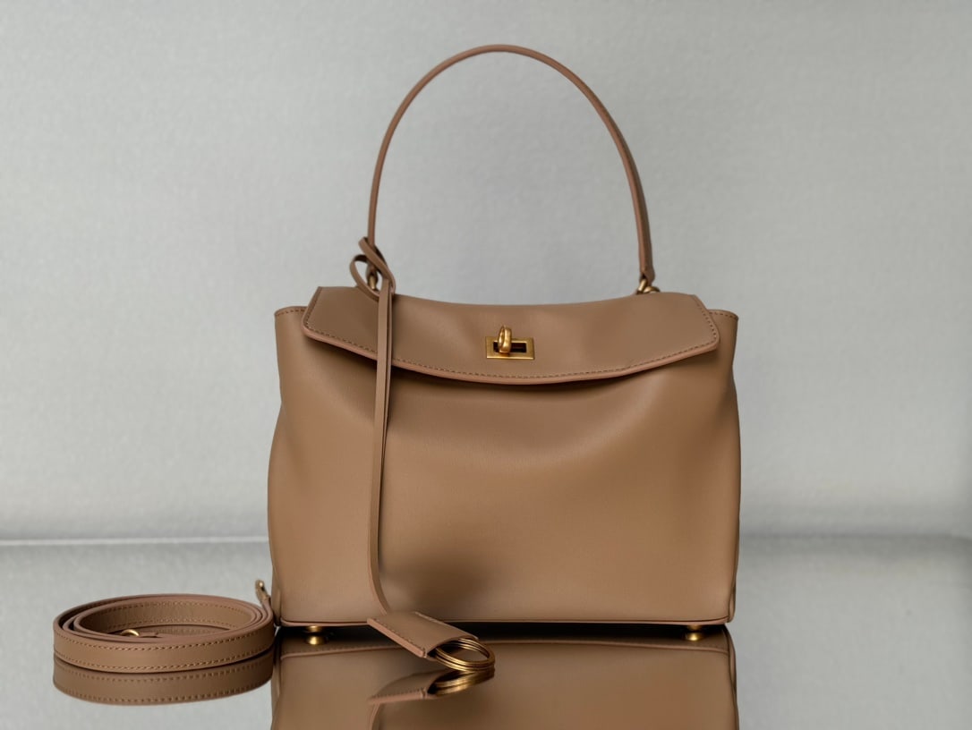 Balenciaga Rodeo Bag: The Balenciaga Rodeo Bag series redefines a new style; its relaxed, slouchy silhouette suits Balenciaga perfectly, exuding a rebellious spirit. The leather looks incredibly high-quality, and the black