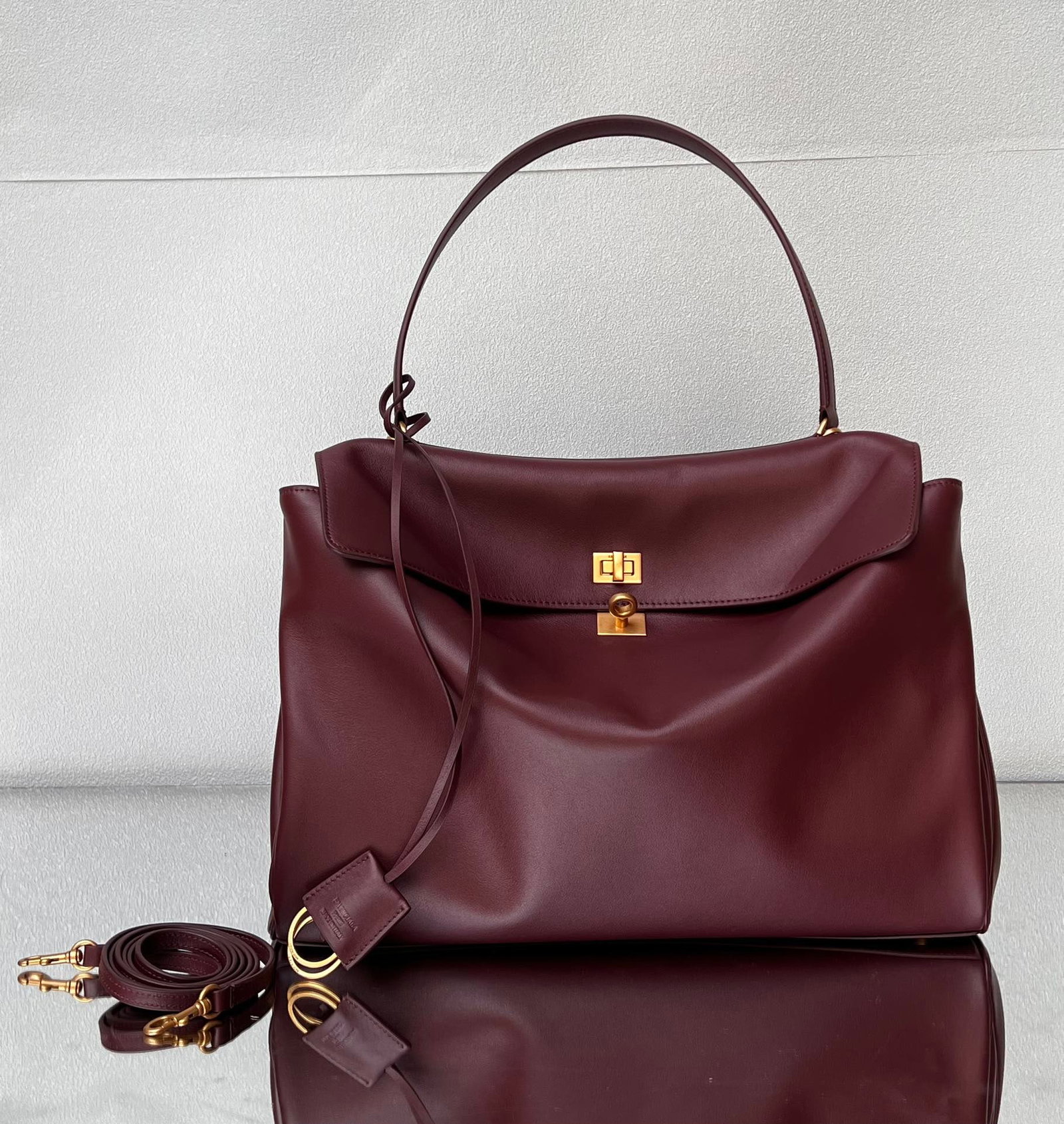 Balenciaga Rodeo Bag: The Balenciaga Rodeo Bag series redefines a new style; its relaxed, slouchy silhouette suits Balenciaga perfectly, exuding a rebellious spirit. The leather looks incredibly high-quality, and the black