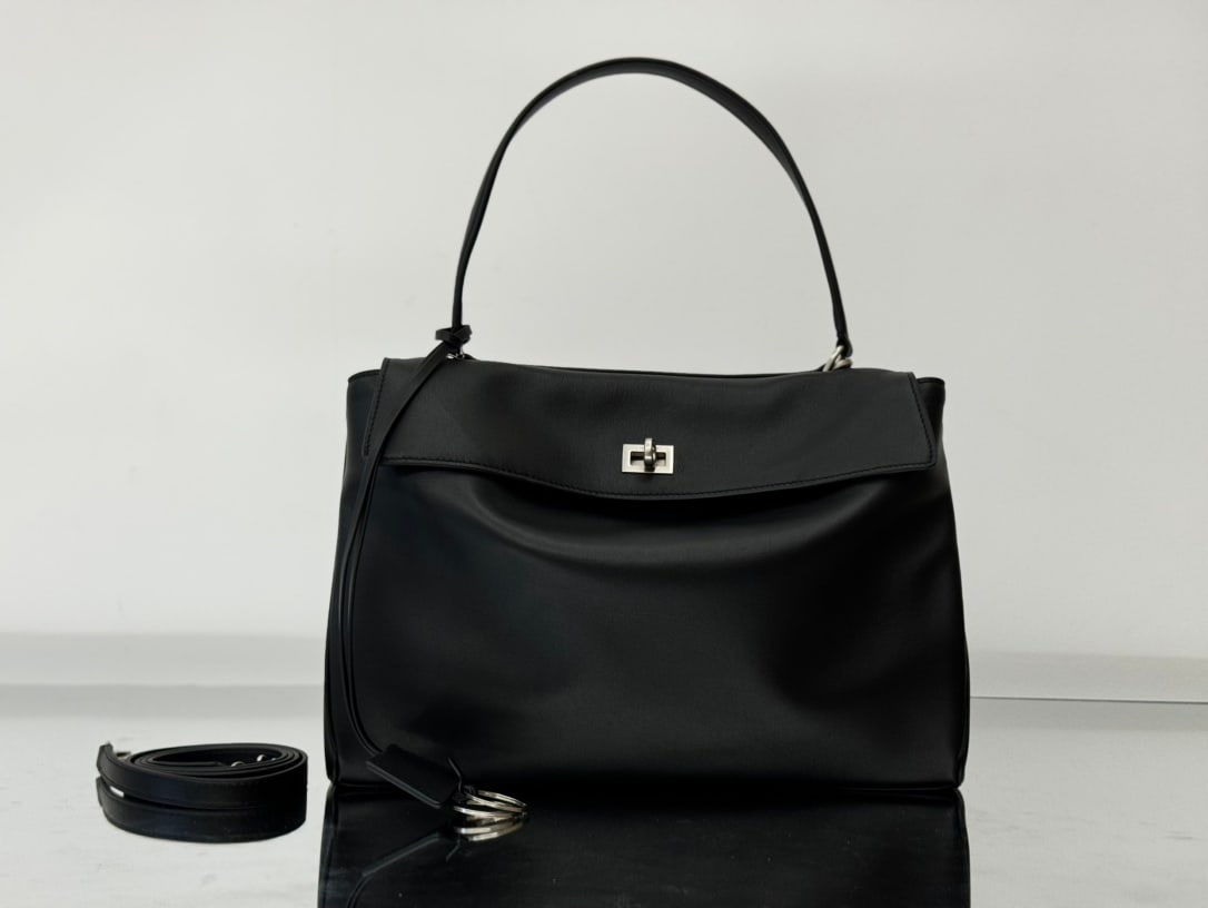 Balenciaga Rodeo Bag: The Balenciaga Rodeo Bag series redefines a new style; its relaxed, slouchy silhouette suits Balenciaga perfectly, exuding a rebellious spirit. The leather looks incredibly high-quality, and the black