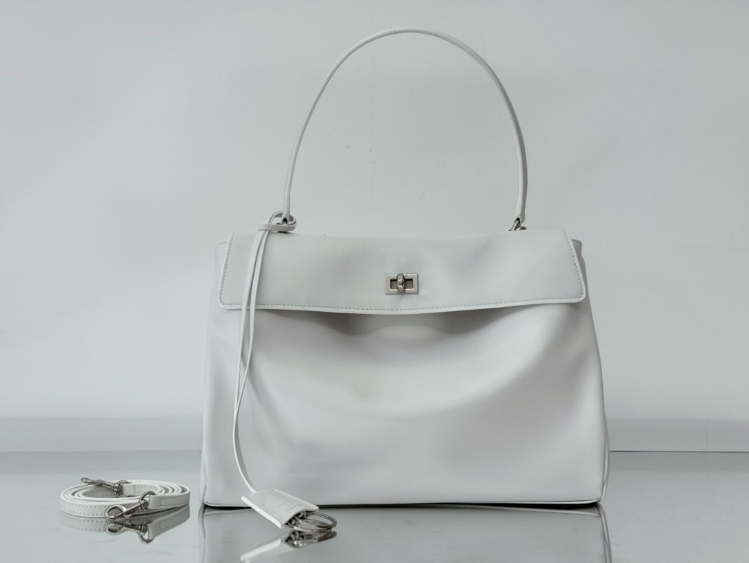 Balenciaga Rodeo Bag: The Balenciaga Rodeo Bag series redefines a new style; its relaxed, slouchy silhouette suits Balenciaga perfectly, exuding a rebellious spirit. The leather looks incredibly high-quality, and the black