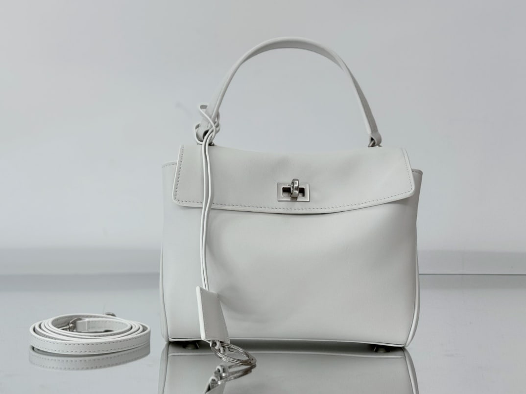 Balenciaga Rodeo Bag: The Balenciaga Rodeo Bag series redefines a new style; its relaxed, slouchy silhouette suits Balenciaga perfectly, exuding a rebellious spirit. The leather looks incredibly high-quality, and the black
