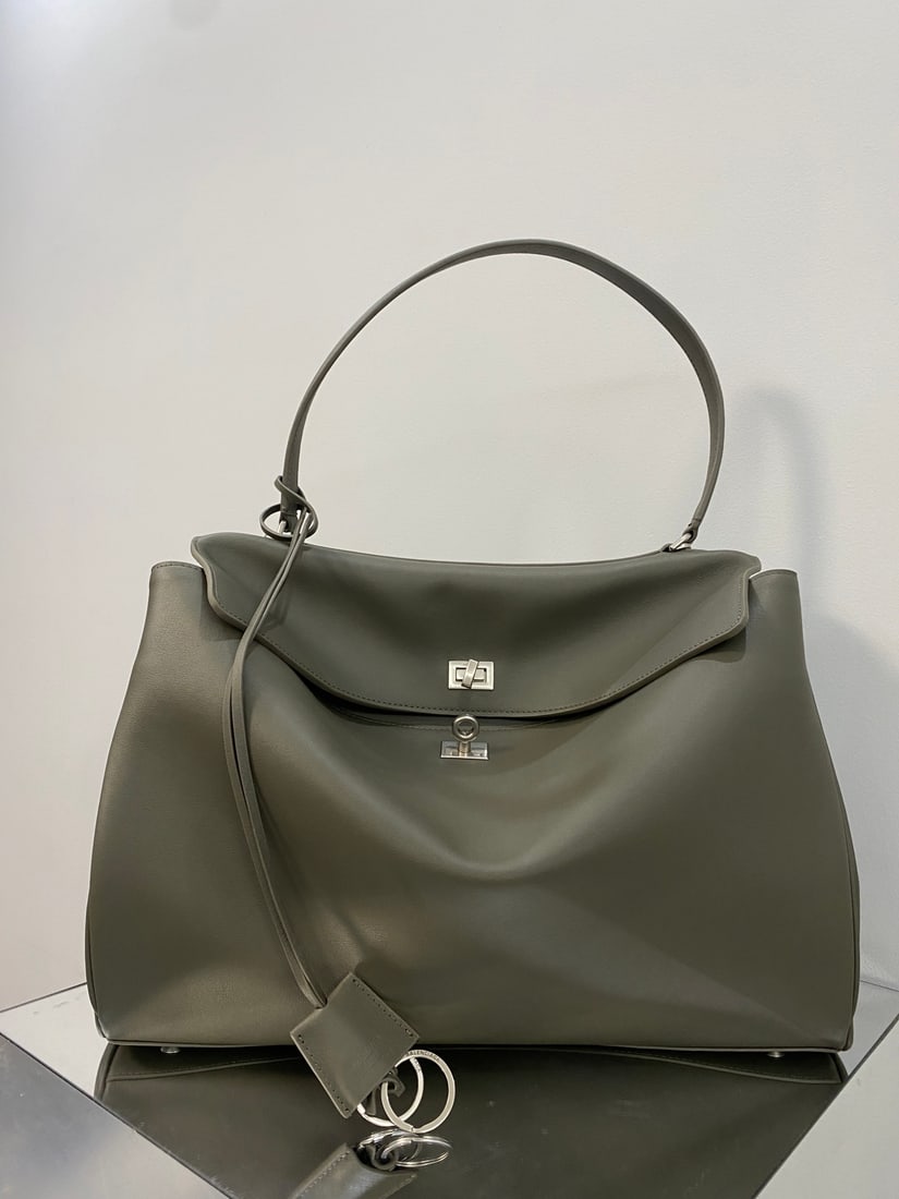 Balenciaga Rodeo Bag: The Balenciaga Rodeo Bag series redefines a new style; its relaxed, slouchy silhouette suits Balenciaga perfectly, exuding a rebellious spirit. The leather looks incredibly high-quality, and the black