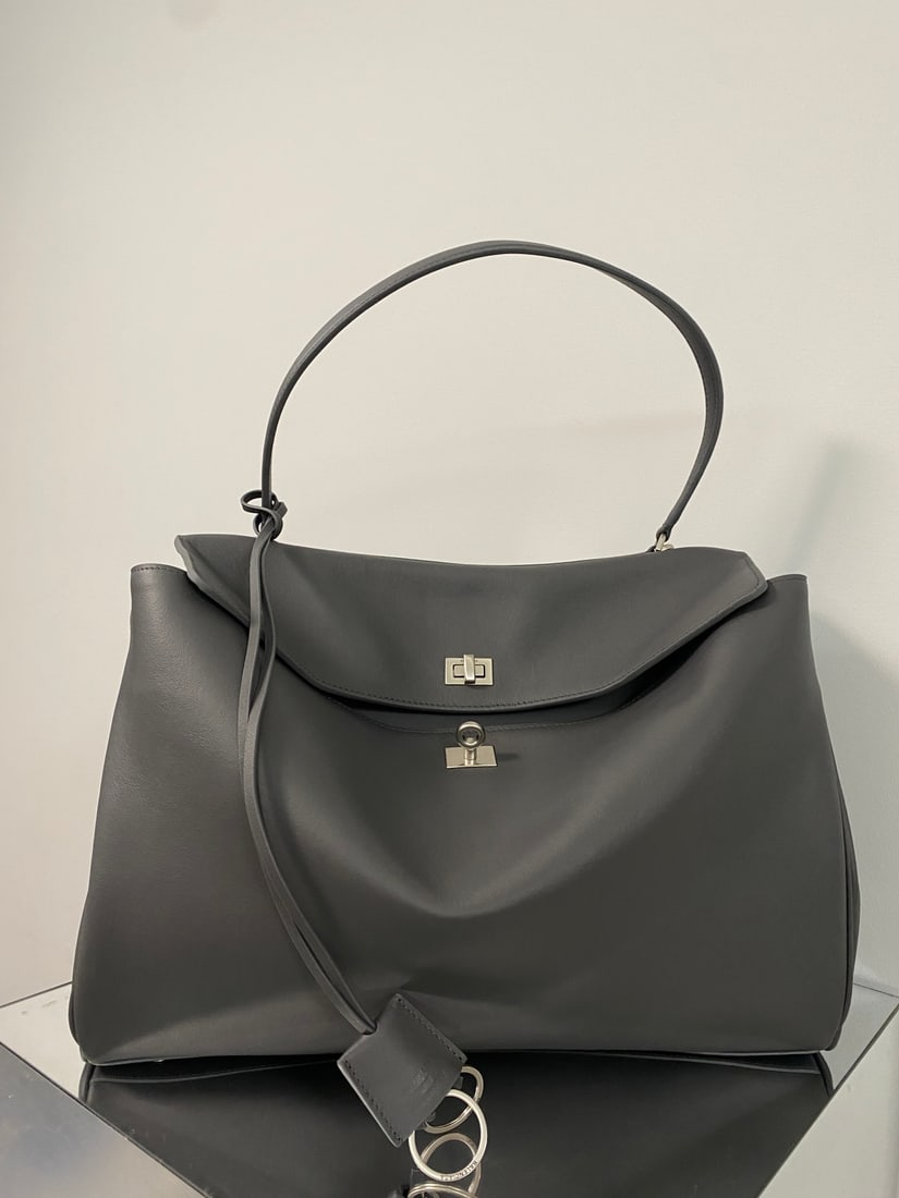 Balenciaga Rodeo Bag: The Balenciaga Rodeo Bag series redefines a new style; its relaxed, slouchy silhouette suits Balenciaga perfectly, exuding a rebellious spirit. The leather looks incredibly high-quality, and the black