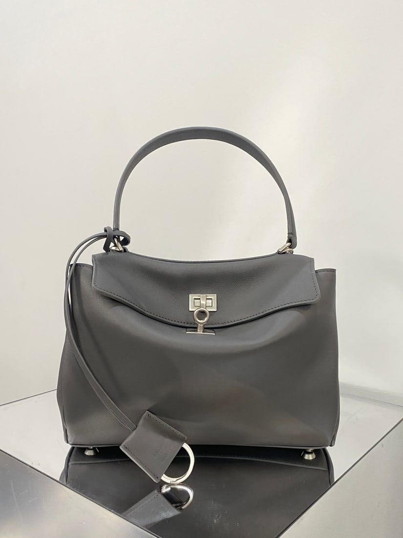 Balenciaga Rodeo Bag: The Balenciaga Rodeo Bag series redefines a new style; its relaxed, slouchy silhouette suits Balenciaga perfectly, exuding a rebellious spirit. The leather looks incredibly high-quality, and the black