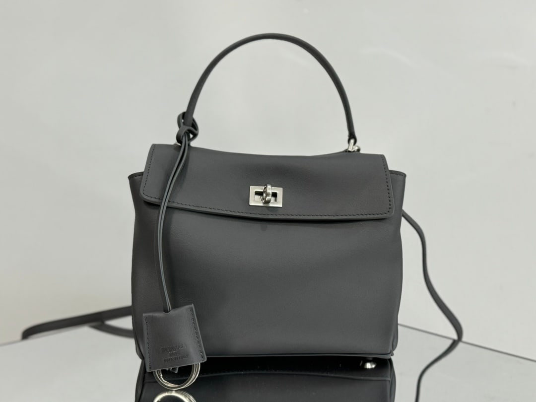 Balenciaga Rodeo Bag: The Balenciaga Rodeo Bag series redefines a new style; its relaxed, slouchy silhouette suits Balenciaga perfectly, exuding a rebellious spirit. The leather looks incredibly high-quality, and the black