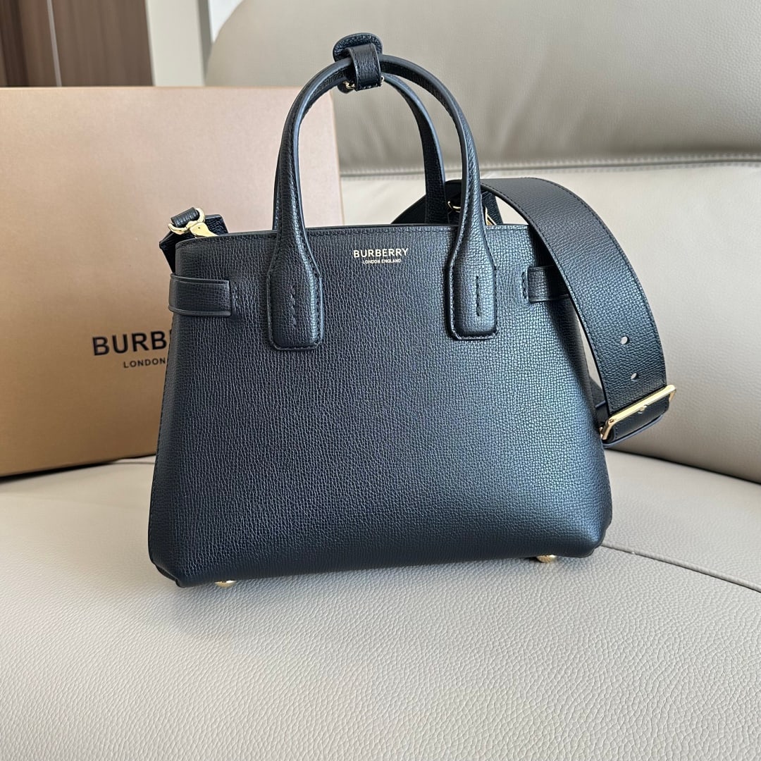 Burberry tote bag Banner handbag: This Burberry Banner tote bag is crafted from grained calfskin and boasts a structured, tailored silhouette. It's adorned with a vintage check pattern and equestrian-inspired details. 26 x 12 x 19cm. 