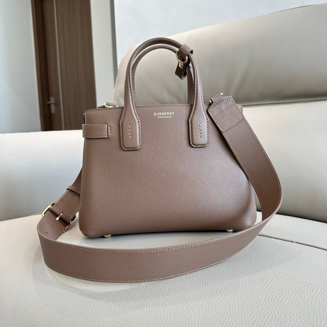 Burberry tote bag Banner handbag: This Burberry Banner tote bag is crafted from grained calfskin and boasts a structured, tailored silhouette. It's adorned with a vintage check pattern and equestrian-inspired details. 26 x 12 x 19cm. 