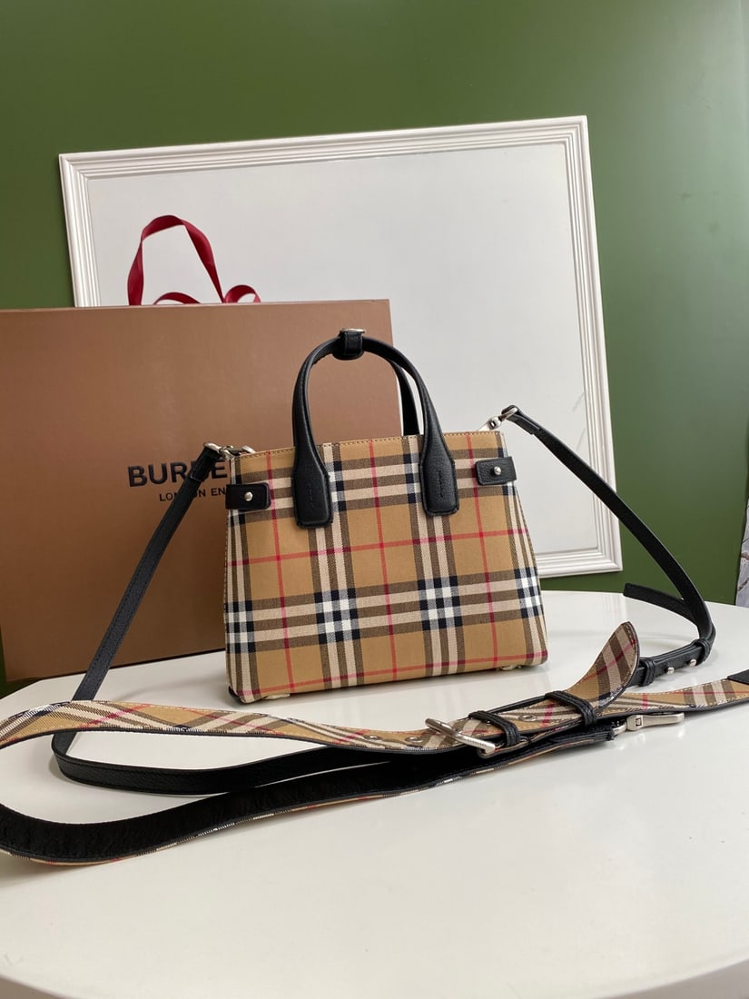 Burberry's structured Banner handbag (1 of 8)
