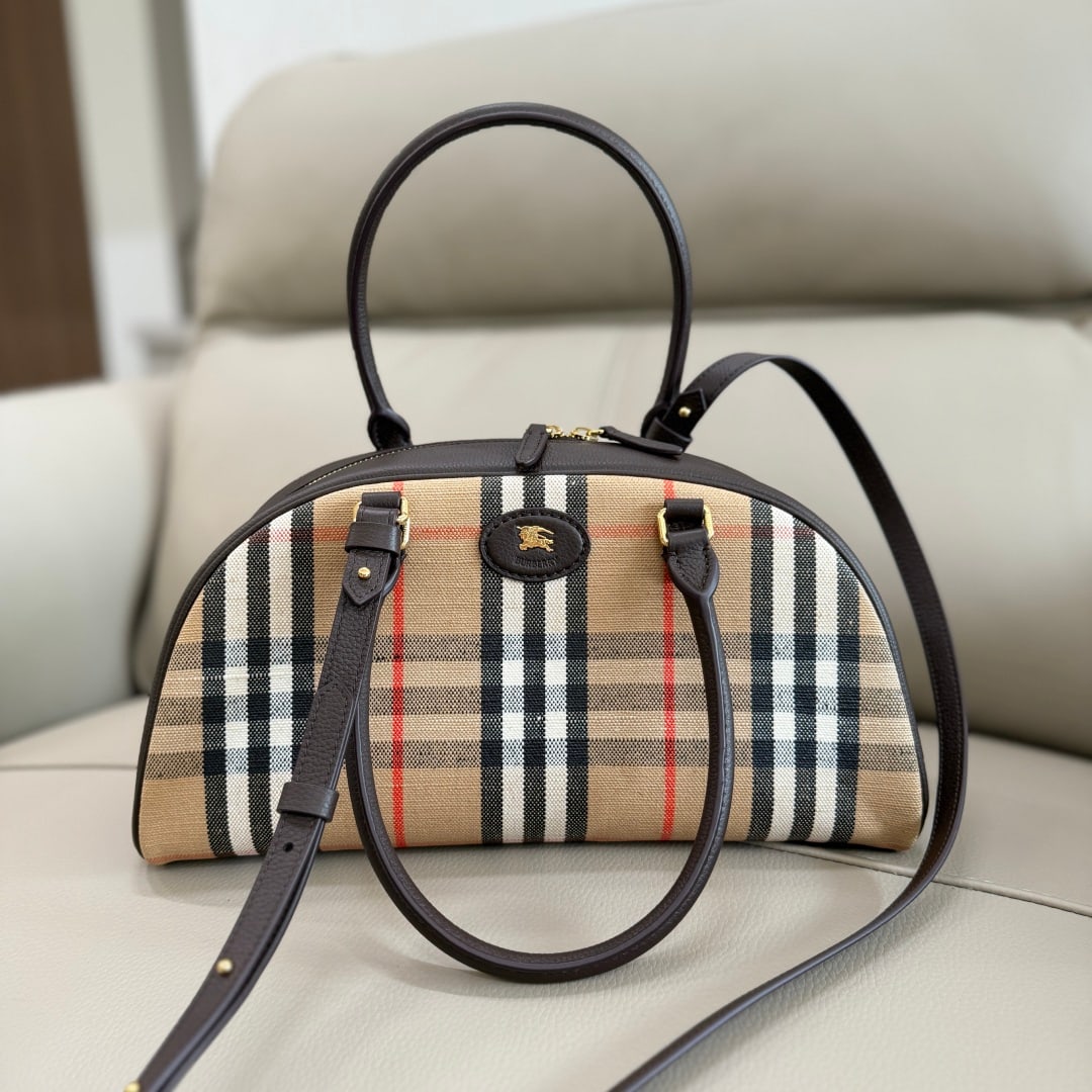 Burberry Highlands: The Burberry Highlands Bowling Bag draws inspiration from outdoor design. Crafted from a cotton-linen blend, it is handcrafted in Italian workshops. Features smooth calfskin trim and a cotton lining. 