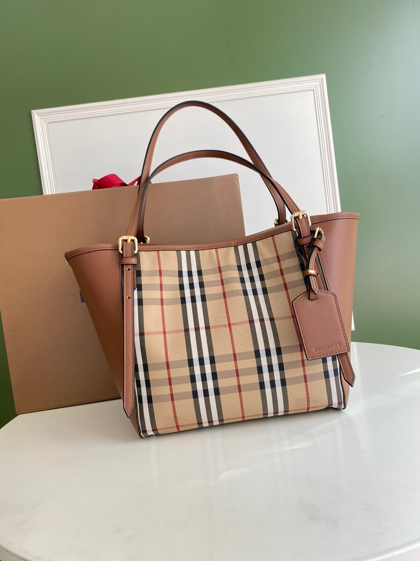 Burberry: Burberry Equestrian Tote Bag, made of calfskin with YKK brass hardware. A classic and timeless style. Size: 28x26 cm. A wonderful gift for you or your loved one. We offer consoiled shipping for all go