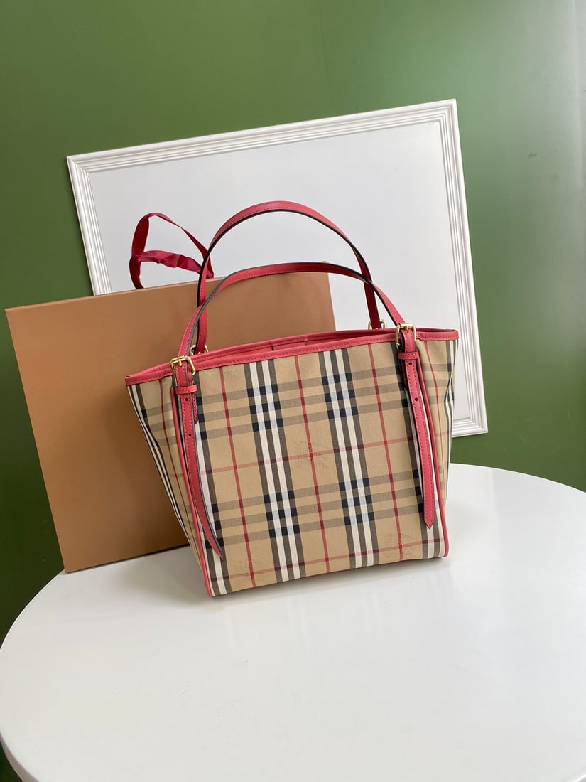 Burberry: Burberry Equestrian Tote Bag, made of calfskin with YKK brass hardware. A classic and timeless style. Size: 28x26 cm. A wonderful gift for you or your loved one. We offer consoiled shipping for all go