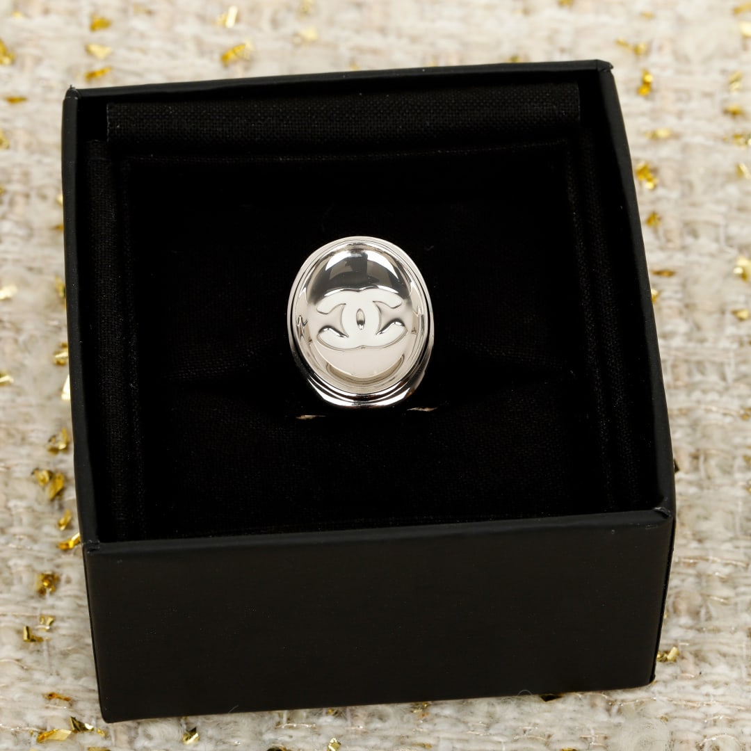 Chanel: Chanel and Jennie's favorite Spring Summer 2025 runway piece! A simple and elegant design, versatile and easy to match! Perfect even for everyday commuting. The white enamel double C design with a tex