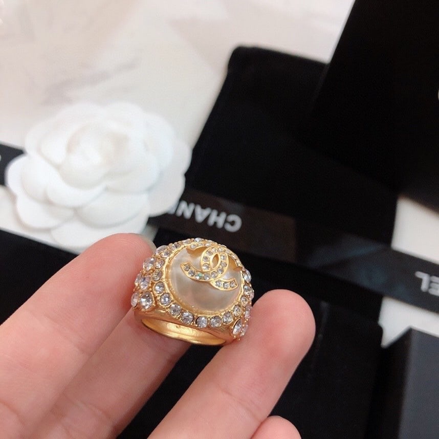 CHANEL Classic CC: This beautiful CHANEL classic CC series micro-pave ring is a wonderful gift for you or your loved one, perfect for pairing with various evening gowns, dresses, and formal wear. We offer consoiled ship