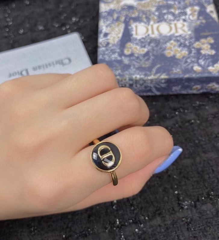 Dior CD minimalist round ring: This Dior CD minimalist round ring exudes style and unparalleled elegance. The vintage-inspired design with a gold chain and simple CD motif complements the overall color scheme, creating a