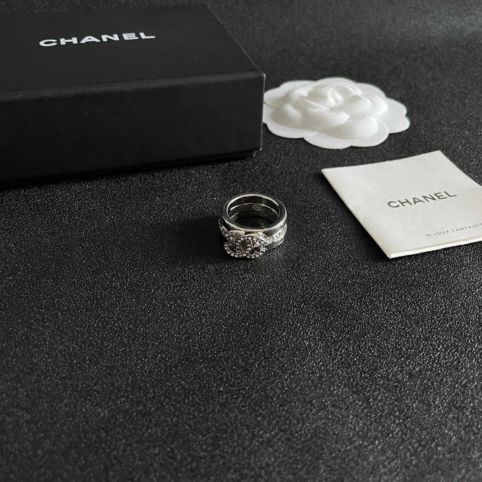 Chanel's double C logo: Chanel double C logo three-piece ring set! The simple design is exquisite, makes your hands look whiter, and can be layered with other styles very versatile! A wonderful gift for you or your loved