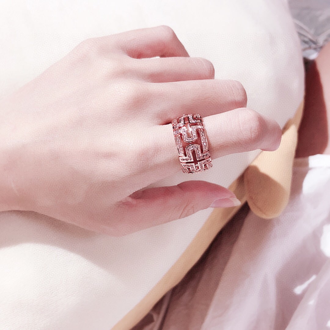 BVLGARI Paperclip Ring: BVLGARI paperclip rings are classic and versatile, featuring micro-pave cubic zirconia for a dazzling finish. A wonderful gift for you or your loved one. We offer consoiled shipment for all goods to o