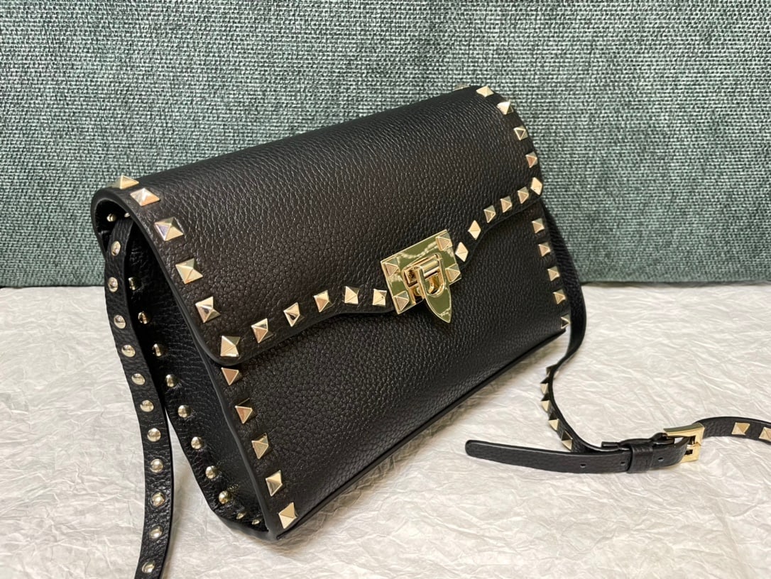 Valentino: This Valentino messenger bag features a simple design with an adjustable shoulder strap and one interior slip pocket. Made of plain, naturally tumbled cowhide. Size: 22.5 x 5 x 16 cm. A wonderful gift