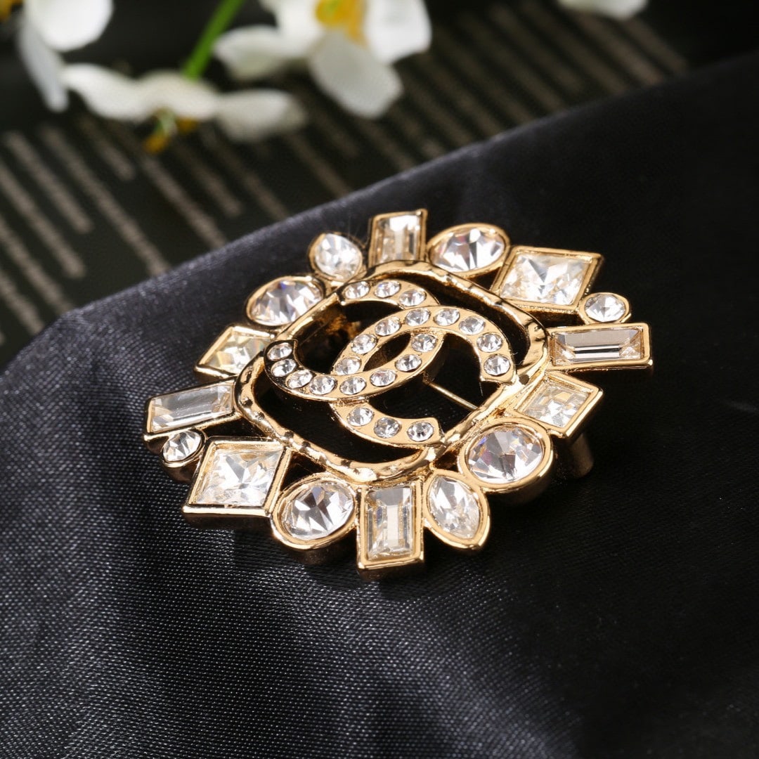 Chanel double C brooch: The Chanel Fall Winter diamond double C brooch is a subtly stylish and perfectly designed wonderful gift for you or your loved one. We offer consoiled shipment for all goods to our domestic and intern