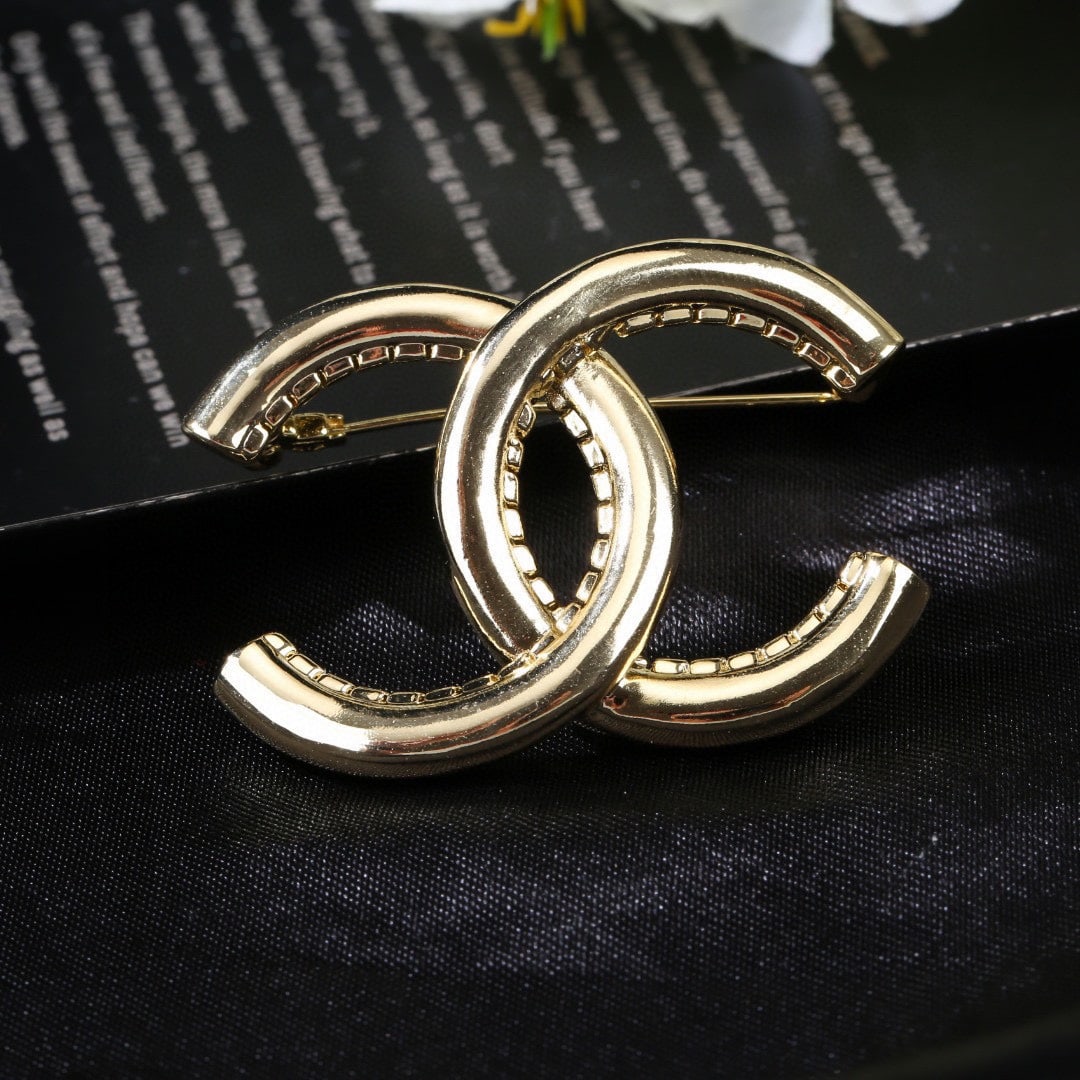 Chanel brooch: This Chanel Fall Winter brooch is a subtly designed and incredibly stylish gift for you or your loved one. We offer consoiled shipping for all goods to our domestic and international customers at affo