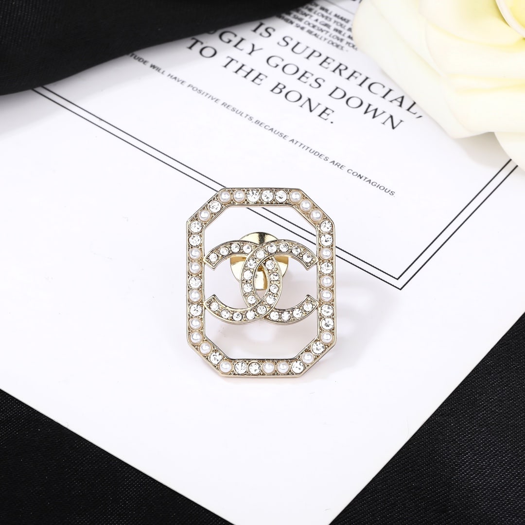 Chanel double C brooch: The Chanel Fall Winter diamond double C brooch is a subtly stylish and perfectly designed wonderful gift for you or your loved one. We offer consoiled shipment for all goods to our domestic and intern