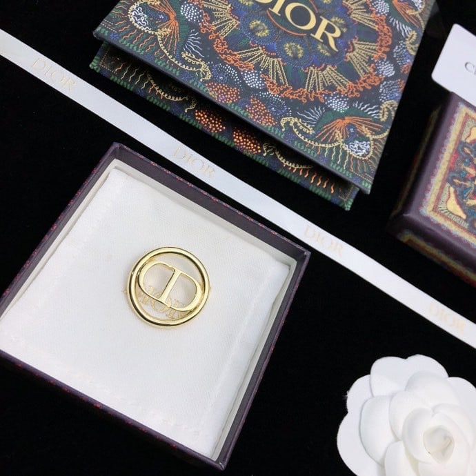 Dior CD Brooch: The Dior CD brooch is a beautiful and romantic must-have gift for you or your loved one. We offer consoiled shipping for all goods to our domestic and international customers at affordable prices. Cur