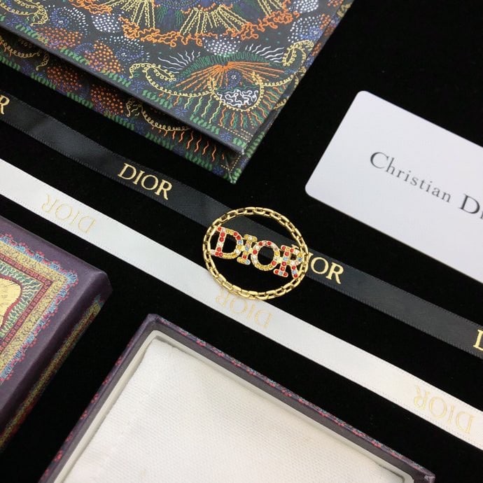 Dior CD Brooch: The Dior CD brooch, a favorite among top luxury brands, boasts a retro metallic texture and a trendy DIOR logo, making it a must-have for modern young people's street style and vacation fashion. A won